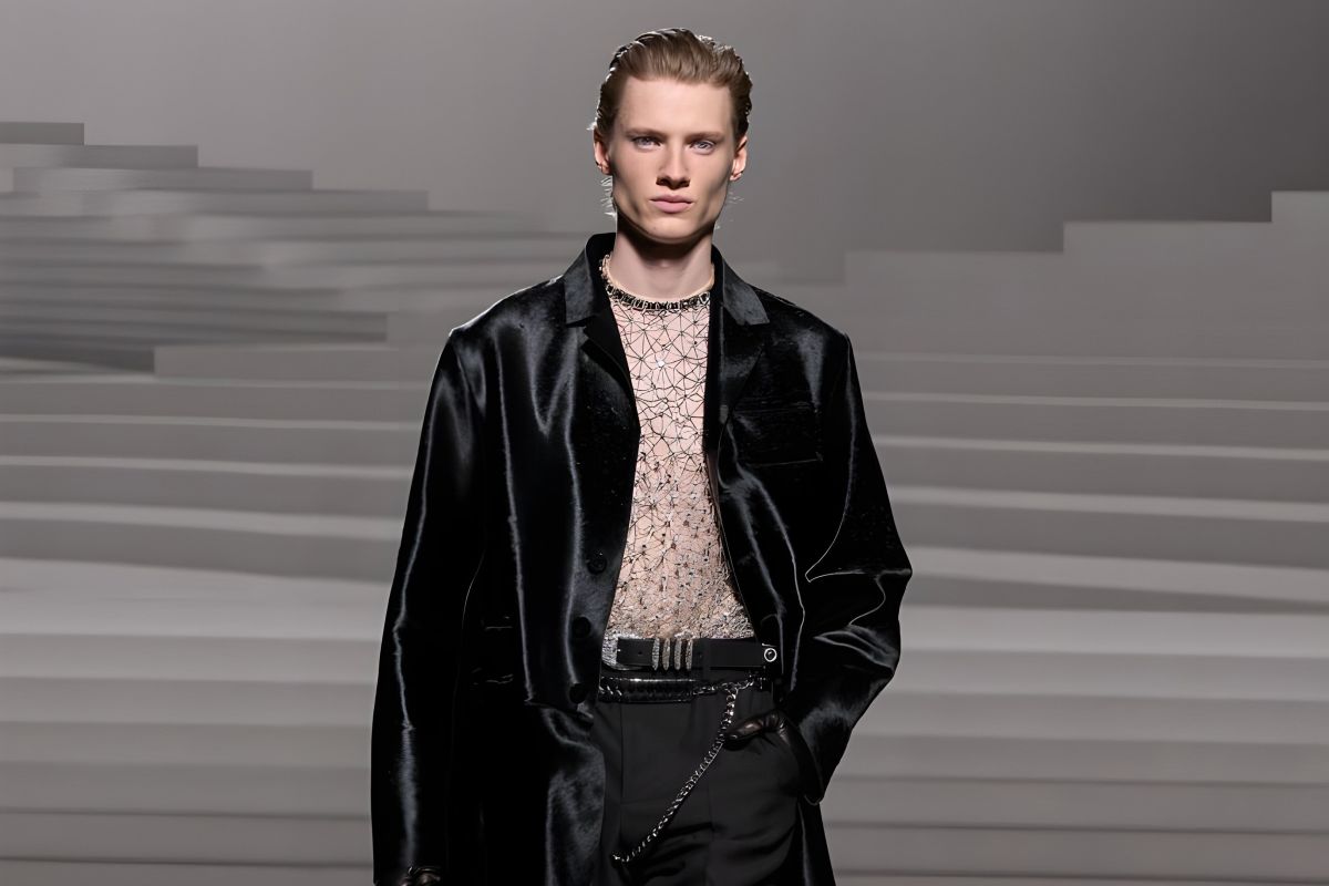Versace perlihatkan koleksi nuansa punk di Milan Fashion Week