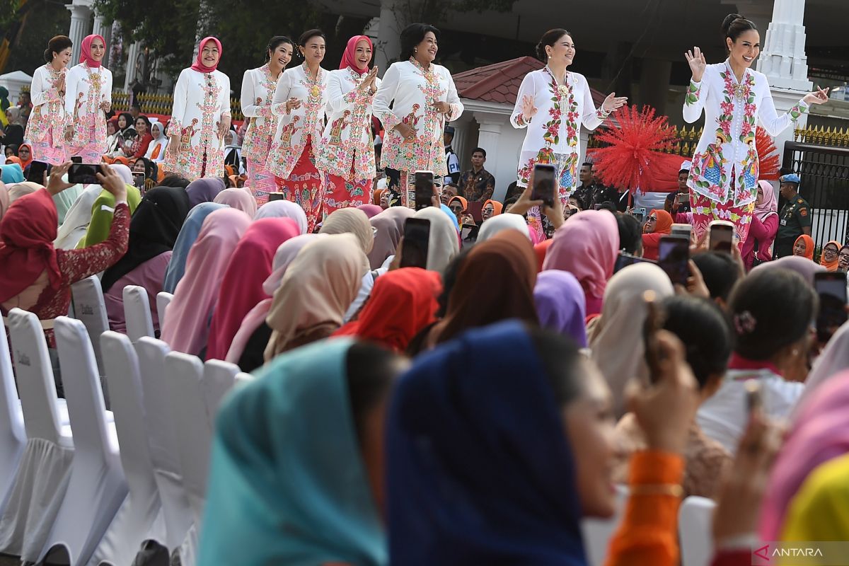 Kebaya Encim, baju adat Betawi untuk wanita